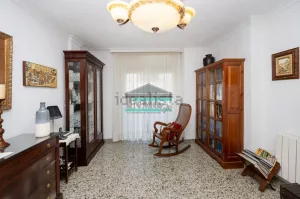 Chalet de 4 dormitorios con piscina en La Zubia