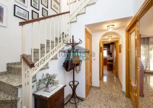 Chalet de 4 dormitorios con piscina en La Zubia