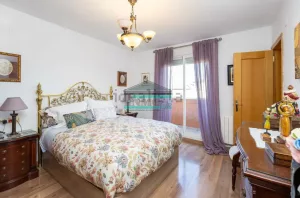 Chalet de 4 dormitorios con piscina en La Zubia