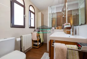 Chalet de 4 dormitorios con piscina en La Zubia