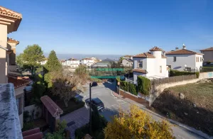 Chalet de 4 dormitorios con piscina en La Zubia