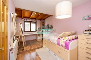 Chalet de 4 dormitorios con piscina en La Zubia