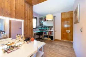 Chalet de 4 dormitorios con piscina en La Zubia