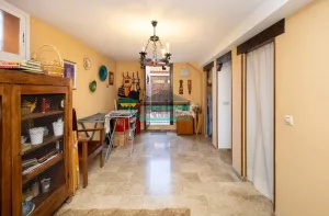 Chalet de 4 dormitorios con piscina en La Zubia