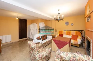 Chalet de 4 dormitorios con piscina en La Zubia