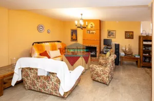 Chalet de 4 dormitorios con piscina en La Zubia