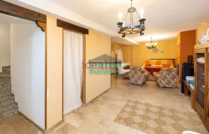 Chalet de 4 dormitorios con piscina en La Zubia