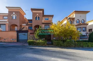 Chalet de 4 dormitorios con piscina en La Zubia