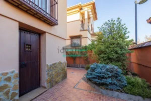 Chalet de 4 dormitorios con piscina en La Zubia