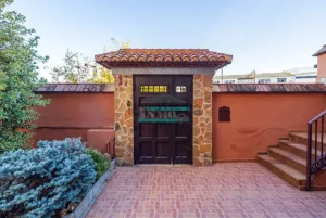 Chalet de 4 dormitorios con piscina en La Zubia