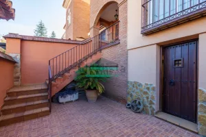 Chalet de 4 dormitorios con piscina en La Zubia