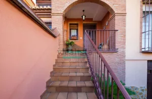 Chalet de 4 dormitorios con piscina en La Zubia