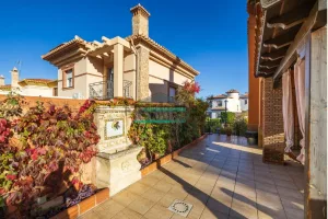 Chalet de 4 dormitorios con piscina en La Zubia