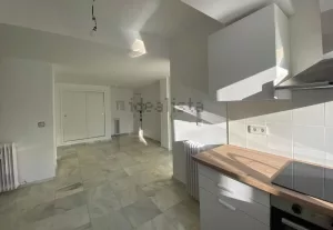 Piso reformado con 2 dormitorios en Granada centro