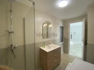 Piso reformado con 2 dormitorios en Granada centro