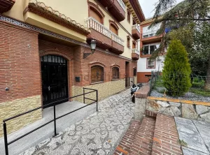 Piso de 2 dormitorios con garaje en La Zubia