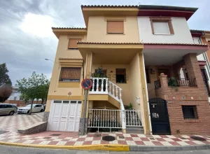 Casa de 4 dormitorios y garaje en Albolote