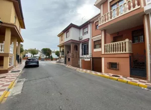 Casa de 4 dormitorios y garaje en Albolote