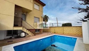 Casa con 4 dormitorios y piscina en Belicena