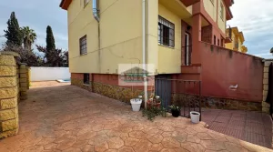 Casa con 4 dormitorios y piscina en Belicena