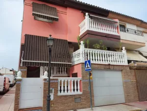 Casa de 4 dormitorios con piscina en Pulianas