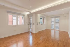 Piso reformado de 3 dormitorios en Granada