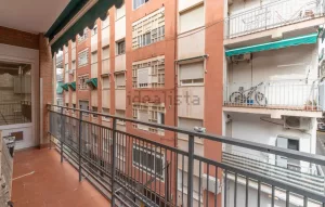 Piso reformado de 3 dormitorios en Granada