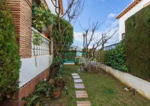 Chalet de 3 dormitorios con jardín en La Zubia