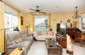 Chalet de 3 dormitorios con jardín en La Zubia