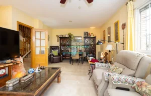 Chalet de 3 dormitorios con jardín en La Zubia