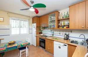 Chalet de 3 dormitorios con jardín en La Zubia