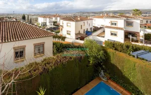 Chalet de 3 dormitorios con jardín en La Zubia