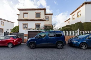 Chalet de 3 dormitorios con jardín en La Zubia