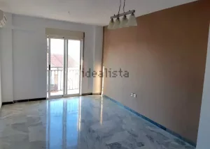 Piso de 3 dormitorios con garaje en La Zubia