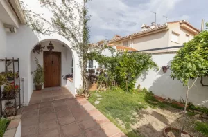 Chalet en venta de 3 dormitorios en Las Gabias