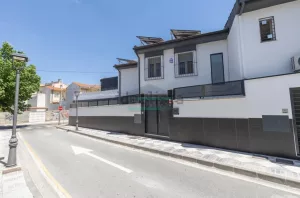 Chalet reformado de 4 dormitorios en Maracena