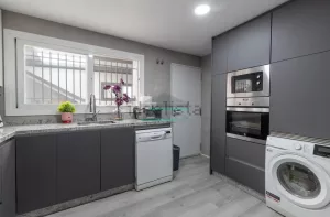 Chalet reformado de 4 dormitorios en Maracena