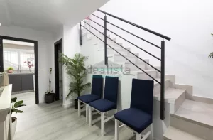 Chalet reformado de 4 dormitorios en Maracena