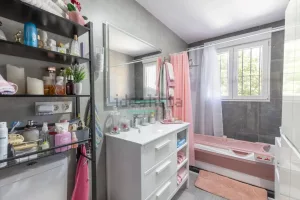 Chalet reformado de 4 dormitorios en Maracena