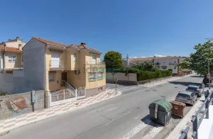 Chalet reformado de 4 dormitorios en Maracena