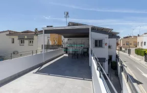 Chalet reformado de 4 dormitorios en Maracena