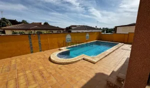 Casa con piscina en venta en Lachar