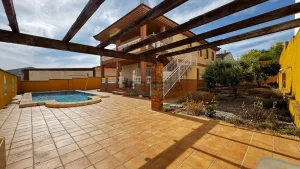 Casa con piscina en venta en Lachar