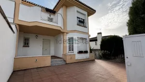 Casa con garaje de 3 dormitorios en Albolote