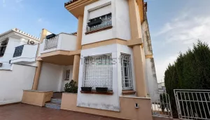 Casa con garaje de 3 dormitorios en Albolote