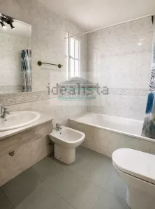 Casa con garaje de 3 dormitorios en Albolote