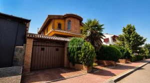 Chalet de 5 dormitorios con garaje en Albolote