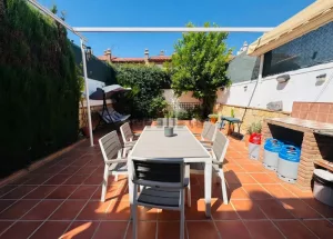 Casa de 4 dormitorios con patio y garaje