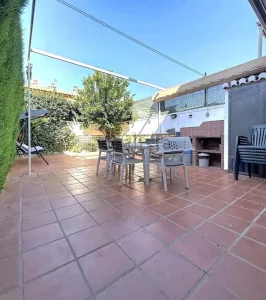 Casa de 4 dormitorios con patio y garaje