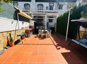 Casa de 4 dormitorios con patio y garaje